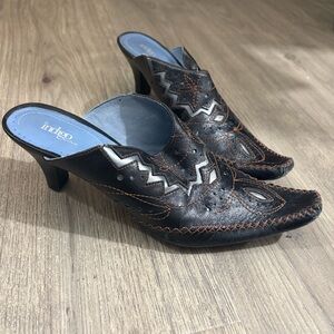Indigo by Clarks Western Boot Style Slip on Heels Black Leather Sz 8M Pointed